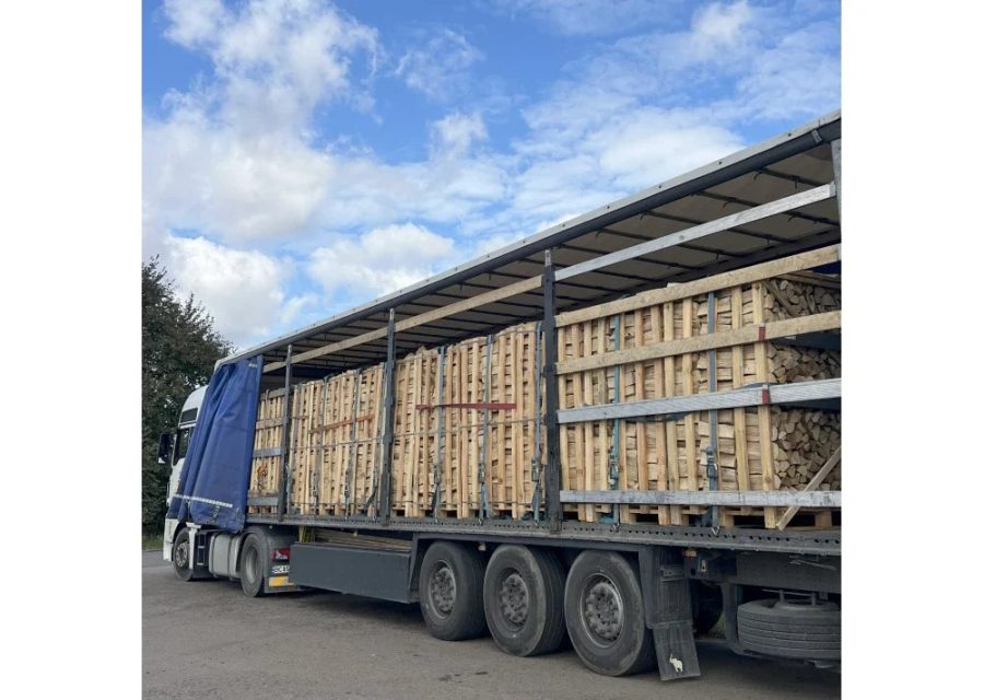 Chargement camion de bois de chauffage charme/hêtre – 22 palettes (44 RM) – 25/33 cm
