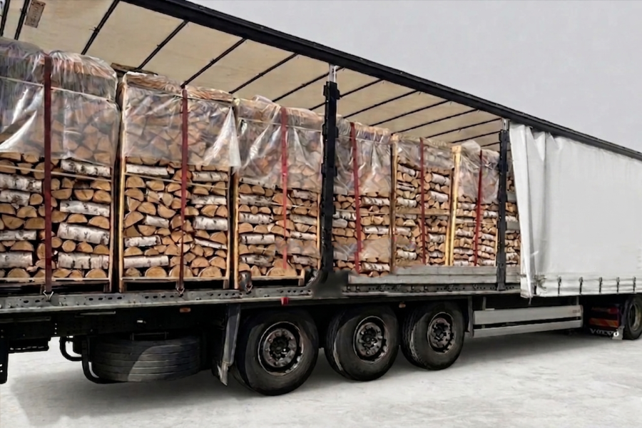 Chargement camion de bois de chauffage – bouleau – 30/33 cm – séché au four – 1 RM par palette